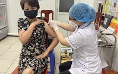 Ca mắc COVID-19 tiếp tục tăng, người dân Hà Nội chủ động đi tiêm vaccine
