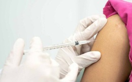 Sau tiêm vaccine COVID-19 bị rụng tóc khiến nhiều người lo lắng, bác sĩ khuyên gì?