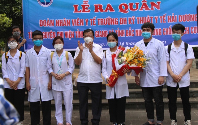 Sinh viên trường y xuất quân chi viện Bắc Ninh, Bắc Giang chống dịch - Ảnh 8.