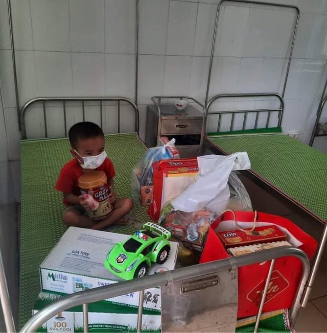Xót thương bé trai 4 tuổi bị mắc COVID-19 ôm khư khư hộp sữa trên giường bệnh - Ảnh 3.