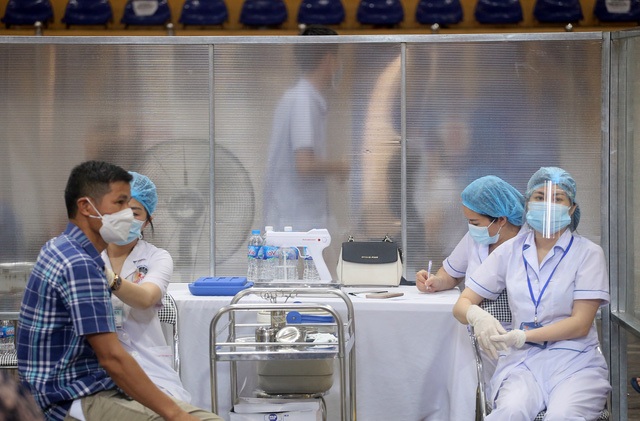Hà Nội: Trưng dụng Nhà thi đấu Trịnh Hoài Đức thành tiểm tiêm vaccine phòng COVID-19 - Ảnh 10.