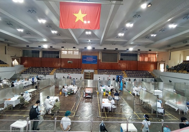 Hà Nội: Trưng dụng Nhà thi đấu Trịnh Hoài Đức thành tiểm tiêm vaccine phòng COVID-19 - Ảnh 14.