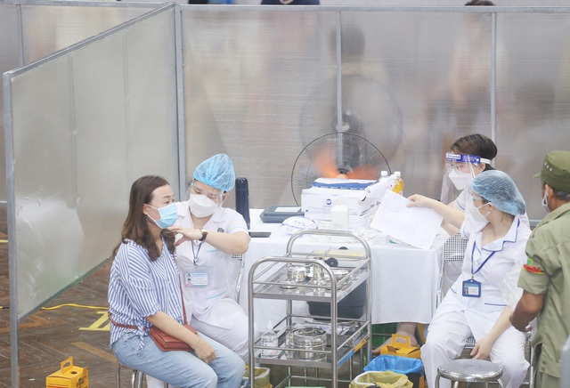 Hà Nội: Trưng dụng Nhà thi đấu Trịnh Hoài Đức thành tiểm tiêm vaccine phòng COVID-19 - Ảnh 11.