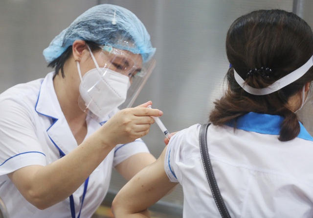 Hà Nội: Trưng dụng Nhà thi đấu Trịnh Hoài Đức thành tiểm tiêm vaccine phòng COVID-19 - Ảnh 7.