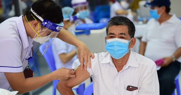 Hà Nội đã tổ chức các chiến dịch tiêm vaccine đợt nào cho cư dân?
